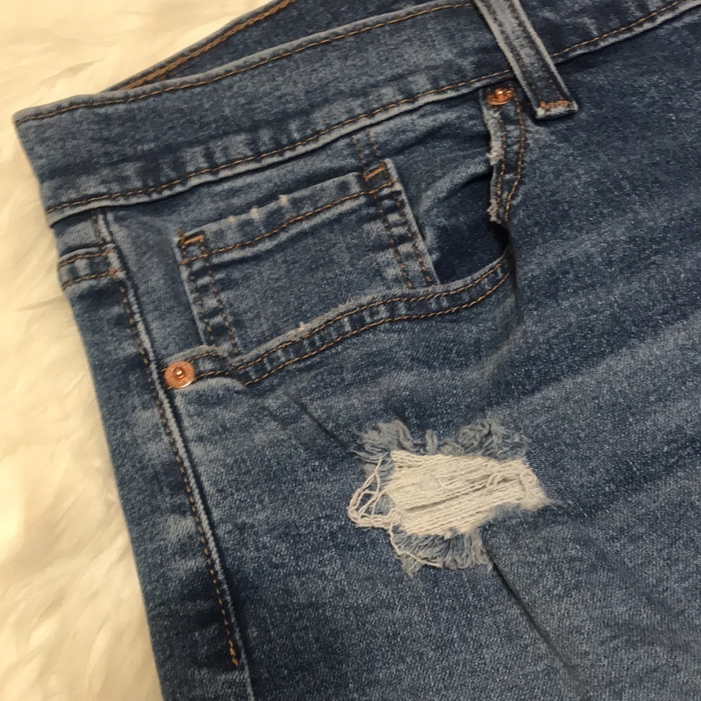LEVI’S Women’s Medium Wash DISTRESSED ANKLE Cropped Jeans Sz 18 - Picture 12 of 15